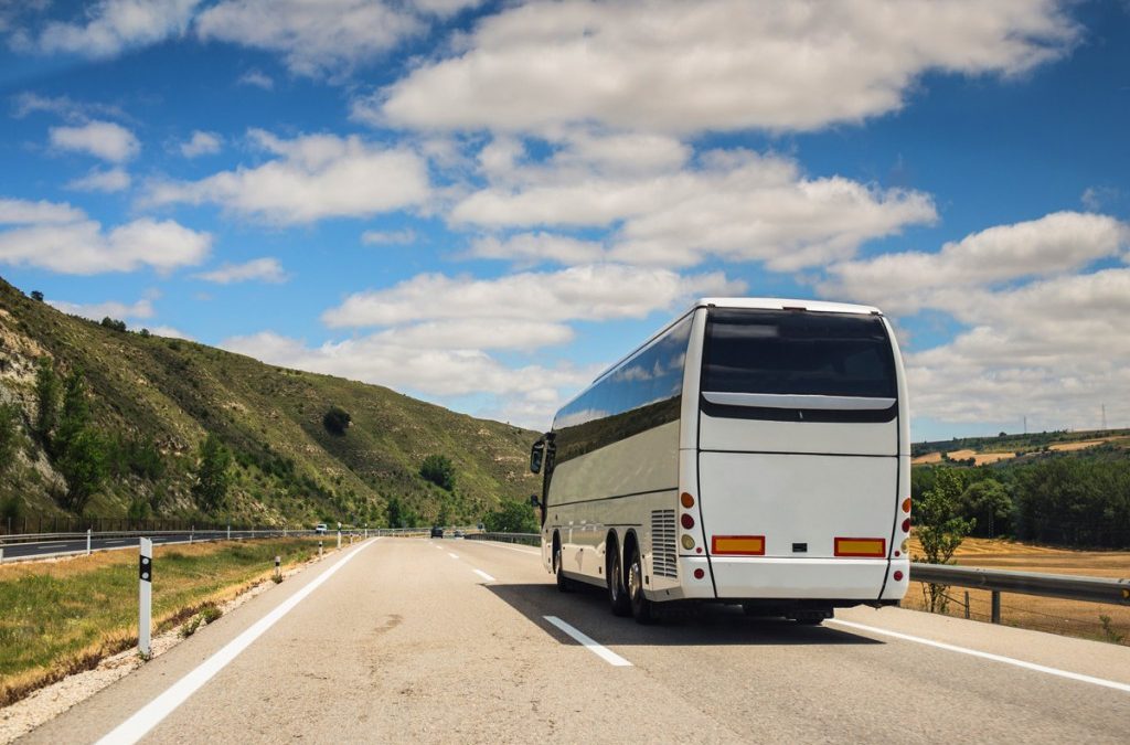 Beneficios al contratar un transporte turístico